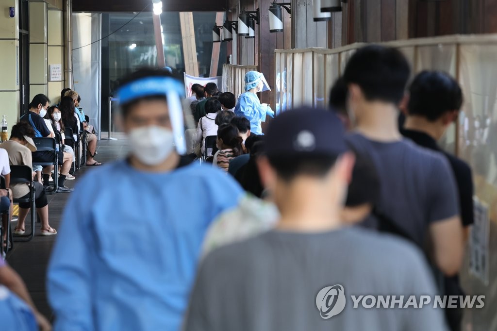 Citizens wait to receive COVID-19 tests at a state-run testing center in southern Seoul on Aug. 12, 2022. (Yonhap)