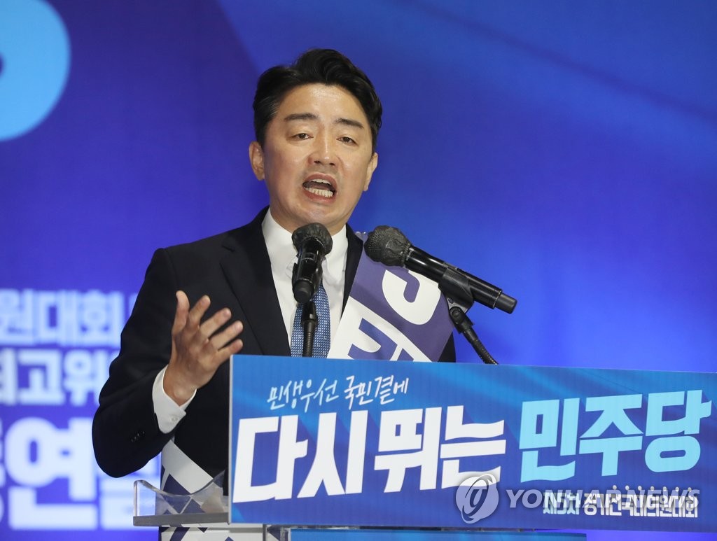 연설하는 강훈식 후보