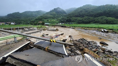′파손된 도로와 파묻힌 주택′…주말에도 이어지는 폭우 피해