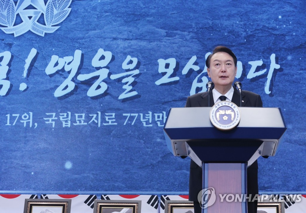 Le président Yoon Suk-yeol prononce le dimanche 14 août 2022 un discours au cimetière national de Séoul, à l'occasion d'une cérémonie marquant le transfert des restes de 17 combattants de l'indépendance de la Corée vers le cimetière national de Daejeon.