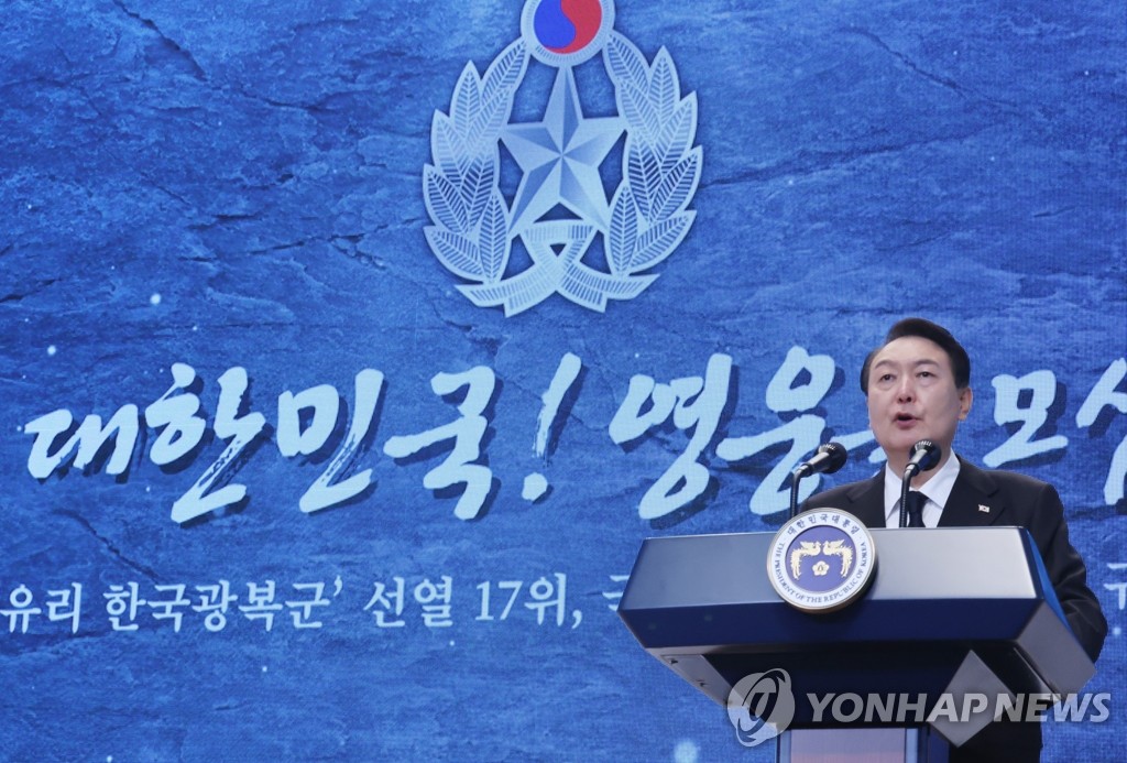 El presidente, Yoon Suk-yeol, pronuncia un discurso durante la ceremonia de sepultura de los restos de 17 luchadores por la independencia de Corea del dominio colonial japonés, celebrada, el 14 de agosto de 2022, en el Cementerio Nacional de Seúl, en el sur de la capital surcoreana.