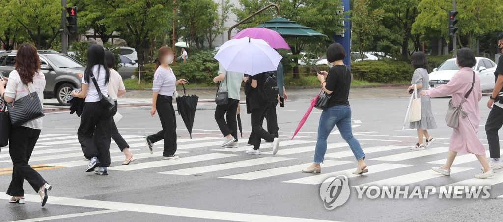 우산 접는 시민들