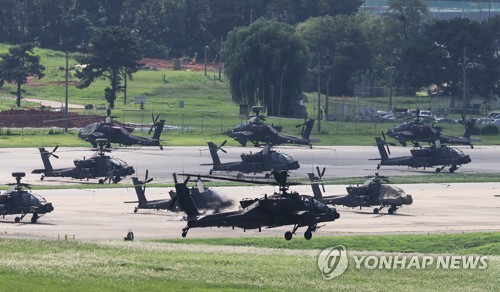 Des hélicoptères américains Apache sont stationnés sur la base aérienne du Camp Humphrey à Pyeongtaek, dans la provicne du Gyeonggi, le mardi 16 août 2022. 