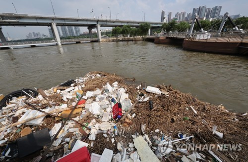 '쓰레기와의 전쟁'…전국 곳곳 뒤덮은 수해 폐기물