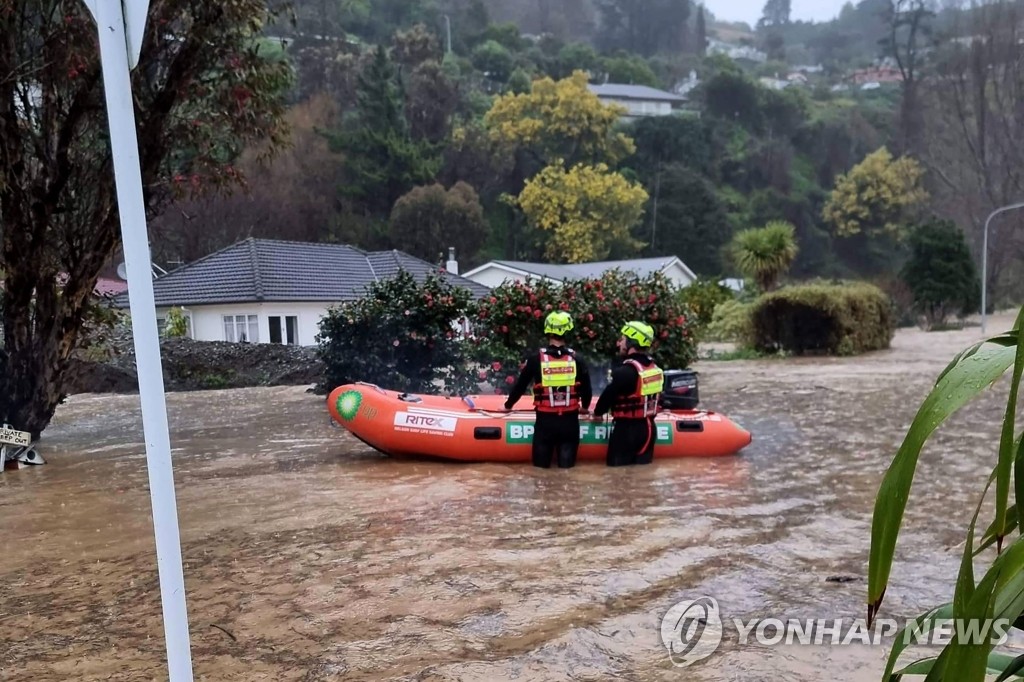 뉴질랜드 홍수 피해지역에 출동한 구조대원들