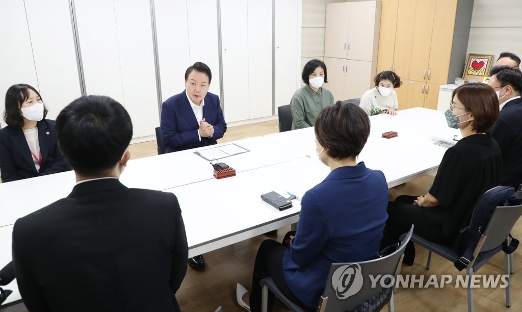 발달장애인 및 가족과 대화하는 윤석열 대통령