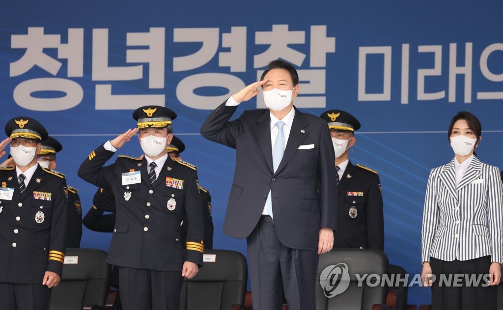 Yoon promete mejorar el trato a la policía y garantiza su neutralidad