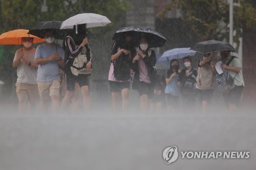 '쏟아지는 폭우'…발길 서두르는 시민들