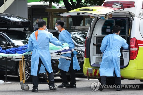 13만9339명 확진, 어제보다 1만여명 줄어…위중증 넉달새 최다(종합)