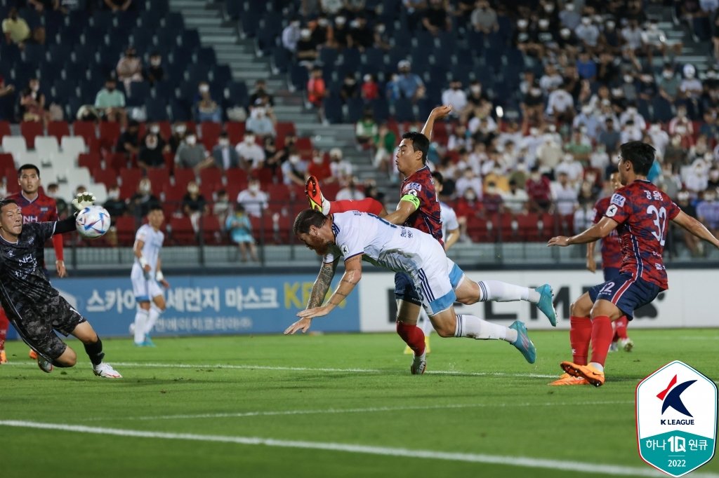Martin Adam of Ulsan Hyundai FC (C) scores on a diving header against Gimcheon Sangmu FC during the clubs' K League 1 match at Gimcheon Stadium in Gimcheon, 230 kilometers southeast of Seoul, on Aug. 21, 2022, in this photo provided by the Korea Professional Football League. (PHOTO NOT FOR SALE) (Yonhap)