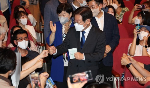 서울당원 및 지지자 만남 행사 참석하는 이재명 당 대표 후보