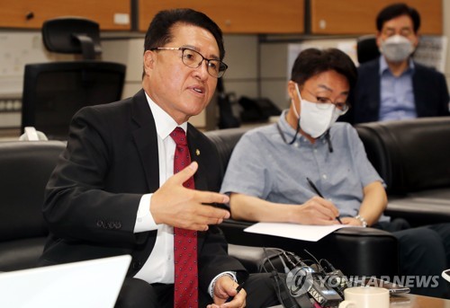 취재진과 대화하는 정운천 의원