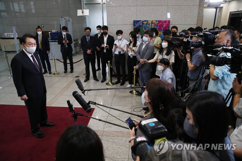 President Yoon Suk-yeol takes reporters' questions as he arrives at the presidential office in Seoul on Aug. 29, 2022. (Pool photo) (Yonhap)