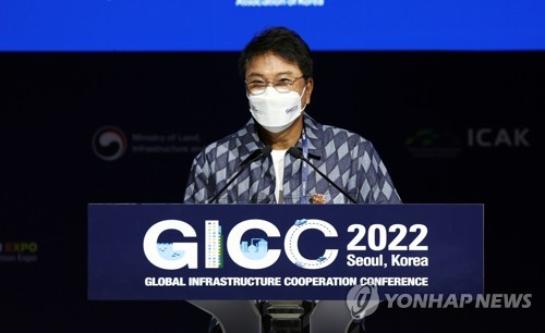 昨年８月、ソウル市内で開かれたカンファレンスで演説する李秀満氏＝（聯合ニュース）