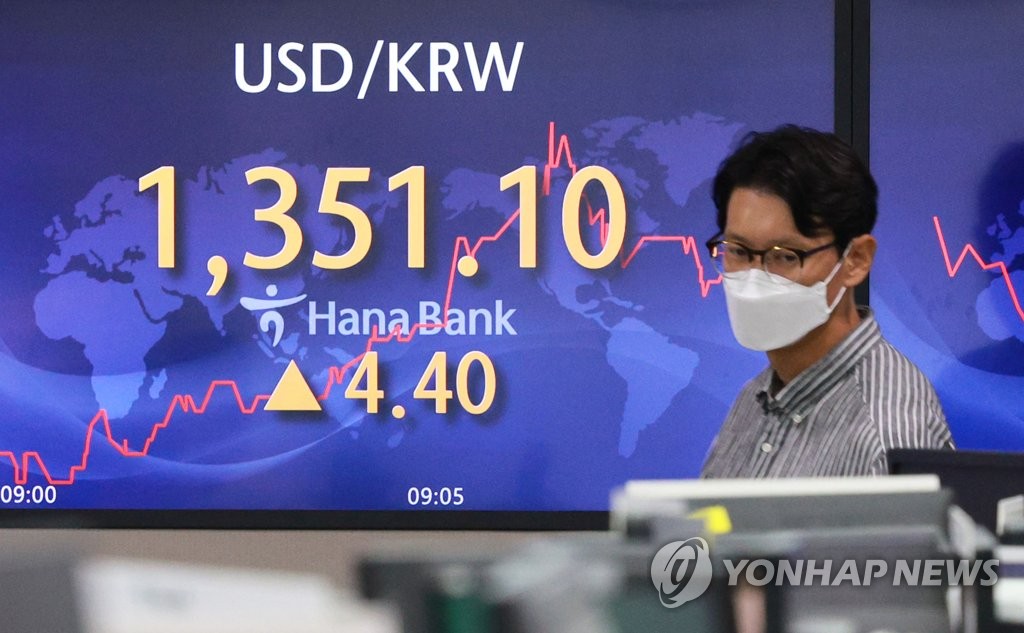(LEAD) S. Korea's currency rebounds after hitting yearly low in intraday trading - 1