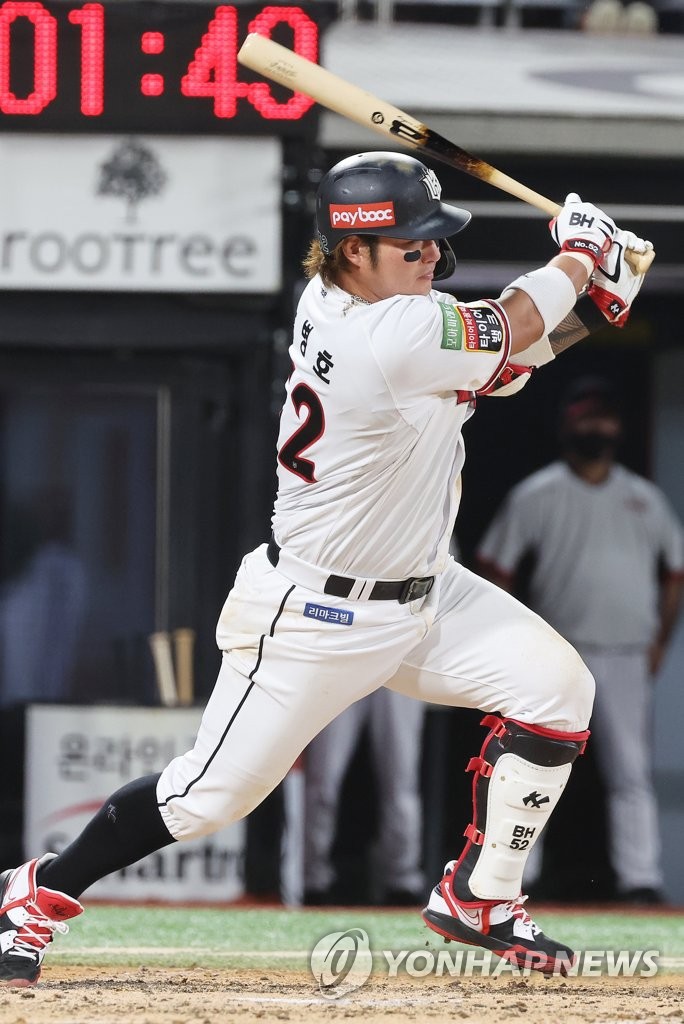 In this file photo from Sept. 1, 2022, Park Byung-ho of the KT Wiz hits a single against the LG Twins during the bottom of the fourth inning of a Korea Baseball Organization regular season game at KT Wiz Park in Suwon, 35 kilometers south of Seoul. (Yonhap)