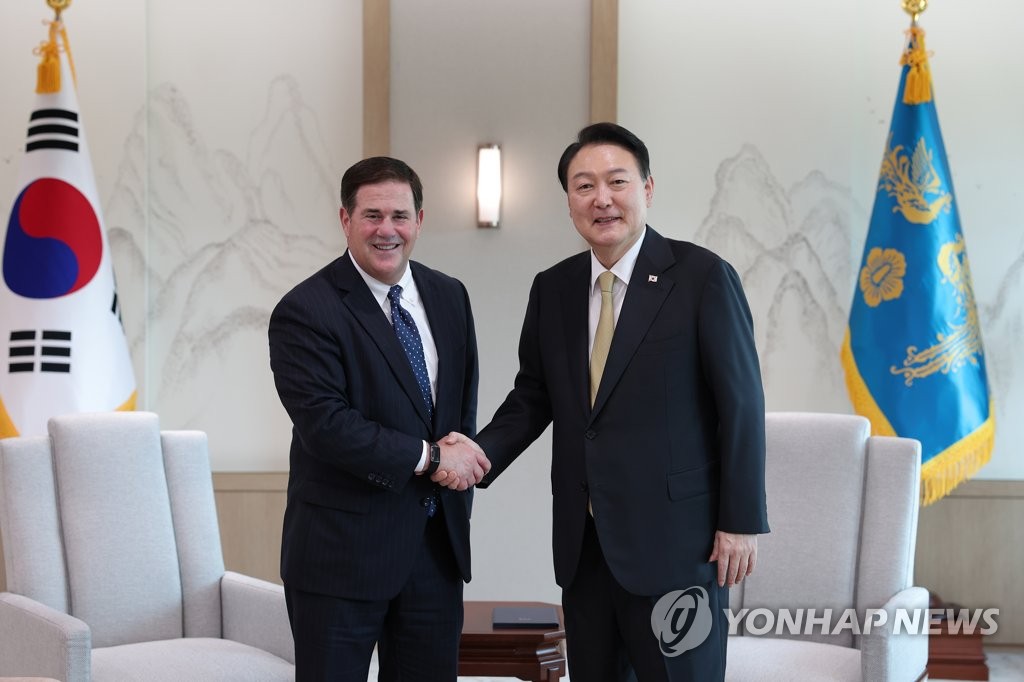 President Yoon Suk-yeol (R) meets with Arizona Gov. Doug Ducey at the presidential office in Seoul on Sept. 2, 2022, in this photo provided by the office. (PHOTO NOT FOR SALE) (Yonhap)