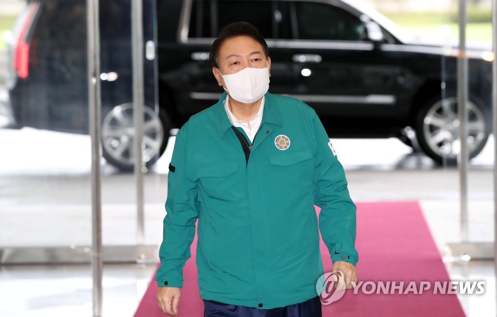 (AMPLIACIÓN) Yoon pasará la noche en la oficina presidencial para encargarse de la respuesta al tifón Hinnamnor