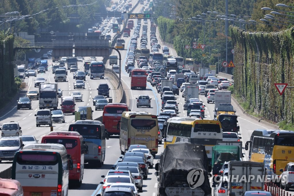 La foto, tomada el 8 de septiembre de 2022, muestra las carreteras congestionadas de la autopista Gyeongbu, que une Seúl con la ciudad portuaria meridional de Busan, en el distrito de Seocho, en el sur de Seúl, un día antes del inicio de las festividades de la cosecha de otoño del Chuseok.