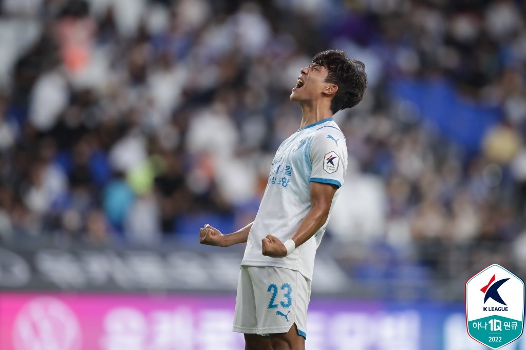 Roh Kyung-ho of Pohang Steelers celebrates his goal against Ulsan Hyundai FC during the clubs' K League 1 match at Munsu Football Stadium in Ulsan, 310 kilometers southeast of Seoul, on Sept. 11, 2022, in this photo provided by the Korea Professional Football League. (PHOTO NOT FOR SALE) (Yonhap)