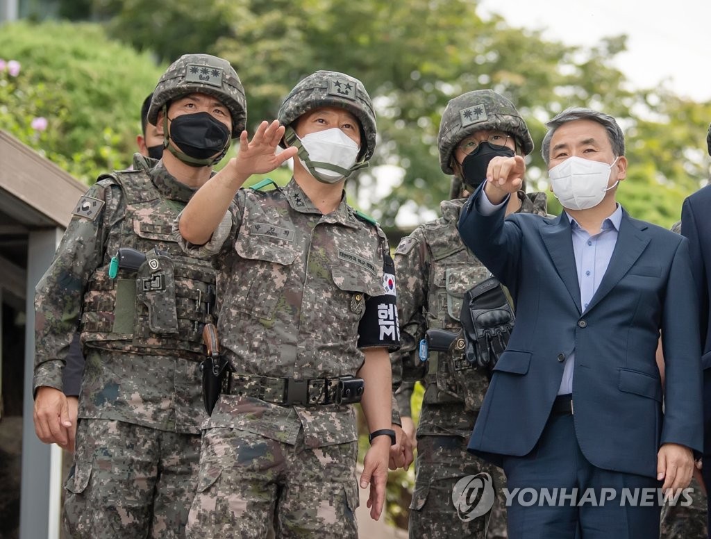 This photo, released on Sept. 12, 2022, by the defense ministry, shows Defense Minister Lee Jong-sup (R) visiting a frontline Army unit to inspect troops' readiness. (PHOTO NOT FOR SALE) (Yonhap)