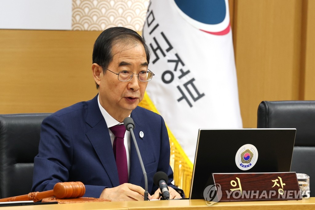 En la foto de archivo, el primer ministro de Corea del Sur, Han Duck-soo, habla durante una reunión del Gabinete, celebrada, el 13 de septiembre de 2022, en el complejo gubernamental de Sejong, en el centro del país, a través de un enlace de vídeo con el complejo gubernamental de Seúl.