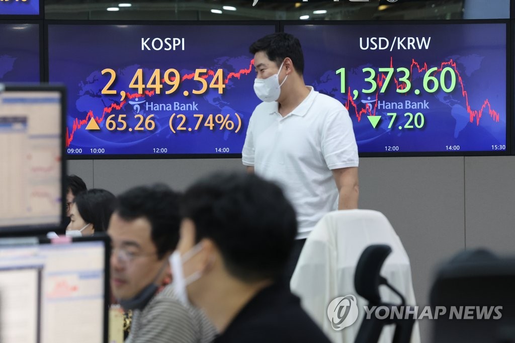 Monitors show the KOSPI index and the won-dollar exchange rate at a Hana Bank branch in central Seoul on Sept. 13, 2022. (Yonhap) 