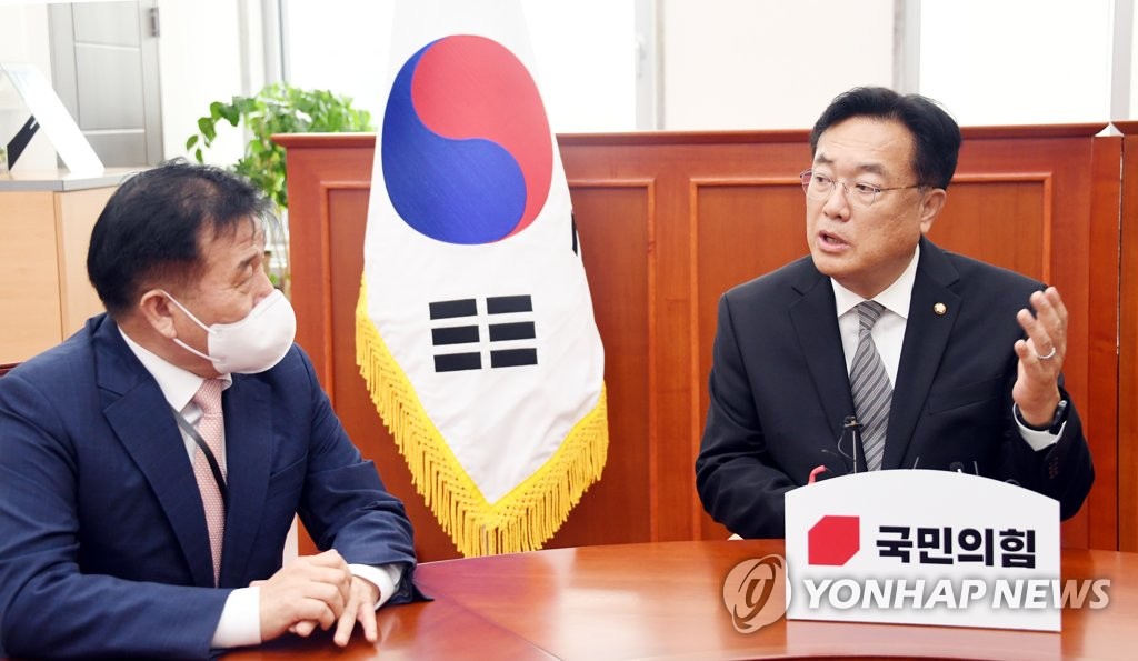 People Power Party Emergency Committee Chairman Chung Jin-suk (R) holds a meeting with Lee Jin-bok, the senior presidential secretary for political affairs, at the National Assembly on Sept. 14, 2022. (Pool photo) (Yonhap)