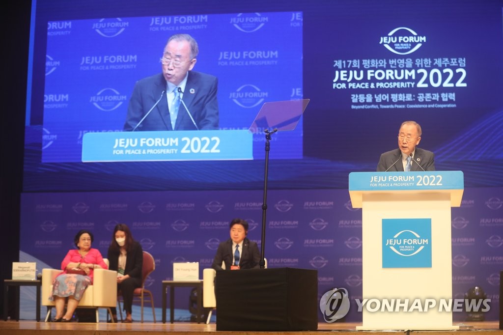 El ex secretario general de las Naciones Unidas, Ban Ki-moon (en el podio), pronuncia un discurso, el 15 de septiembre de 2022, en la ceremonia de apertura del 17º Foro de Jeju para la Paz y Prosperidad, en el Centro Internacional de Convenciones de Jeju, en la mayor isla surcoreana del mismo nombre.