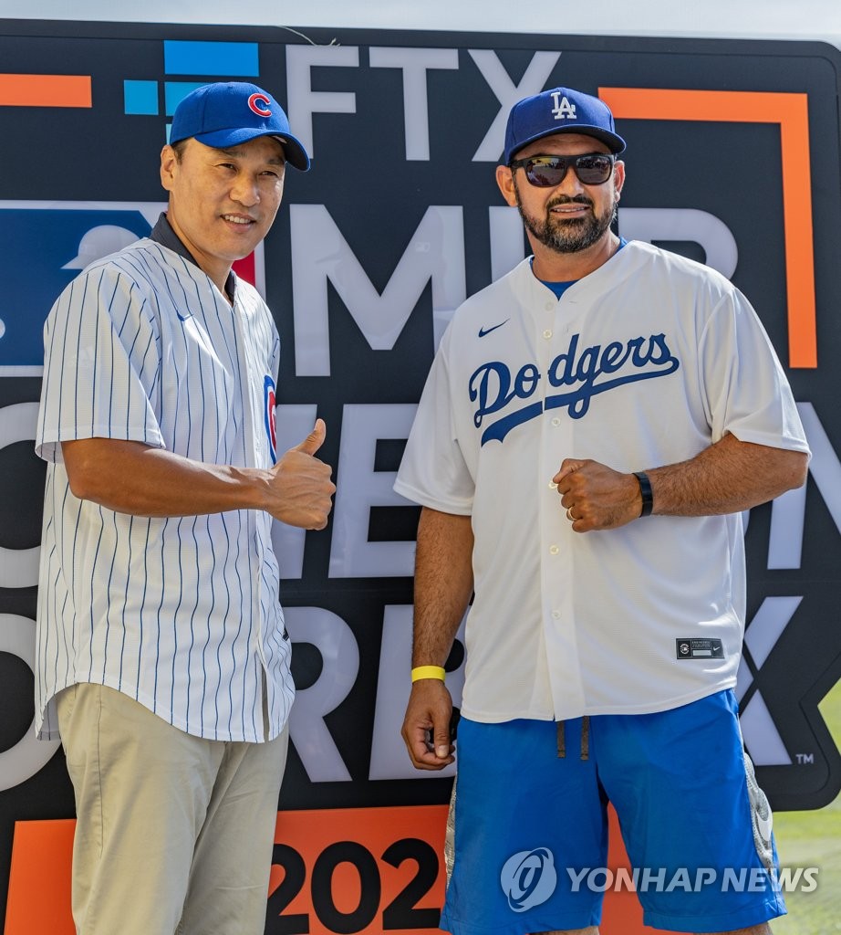 Former Korea Baseball Organization player Lee Seung-yuop (L) poses with ex-Los Angeles Dodgers first baseman Adrian Gonzalez at Paradise City Hotel in Incheon, just west of Seoul, on Sept. 16, 2022, the eve of the FTX MLB Home Run Derby X. (Yonhap)