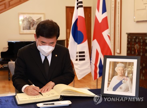 South Korea's National Assembly Speaker Kim Jin-pyo pays his respects to Queen Elizabeth Ⅱ at the British Embassy in central Seoul on Sept. 16, 2022, in this photo provided by Kim's office. (PHOTO NOT FOR SALE) (Yonhap)