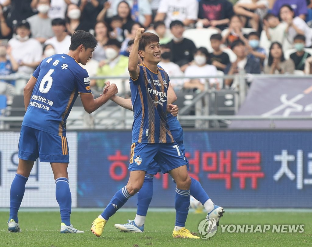 Lee Chung-yong of Ulsan Hyundai FC (R) celebrates his goal against Suwon FC during the clubs' K League 1 match at Munsu Football Stadium in Ulsan, 310 kilometers southeast of Seoul, on Sept. 18, 2022. (Yonhap)