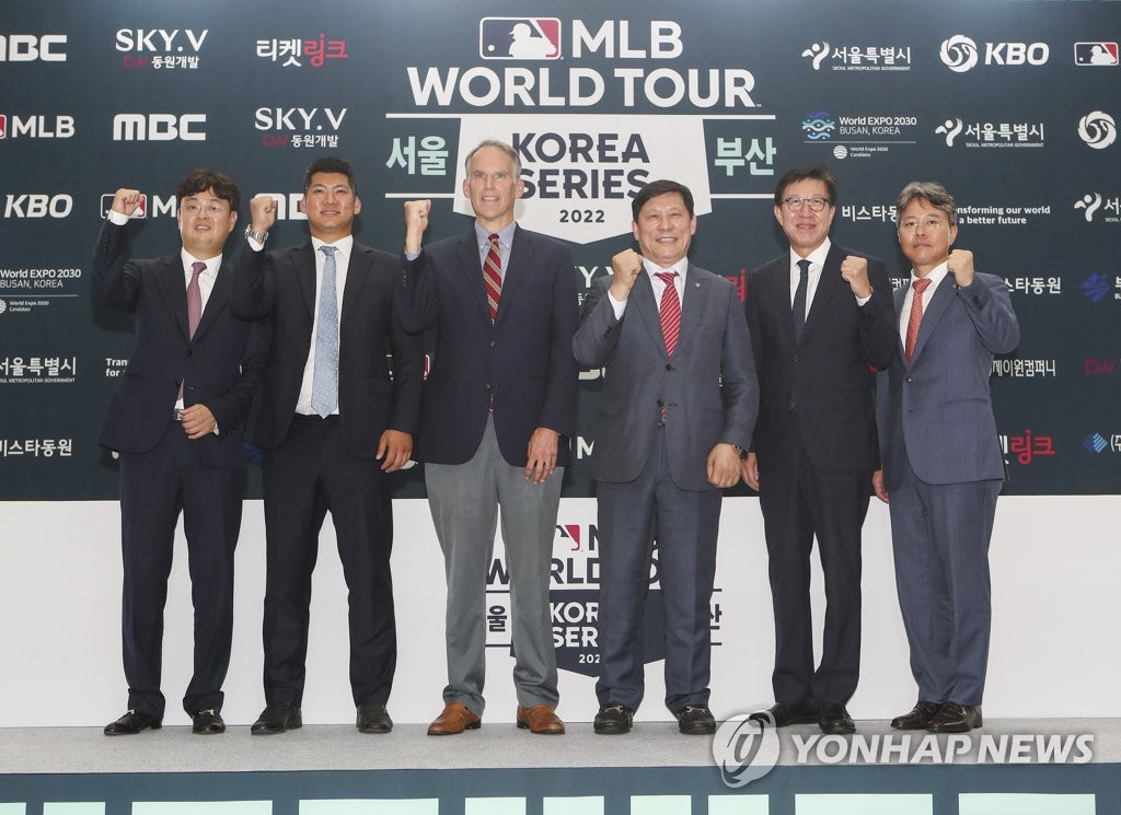 Jim Small (3rd from L), Major League Baseball's senior vice president for international operations, and Heo Koo-youn (3rd from R), commissioner of the Korea Baseball Organization, pose for photos with other participants of the press conference for MLB World Tour's Korea Series at Busan City Hall in Busan, 325 kilometers southeast of Seoul, on Sept. 19, 2022. (Yonhap)