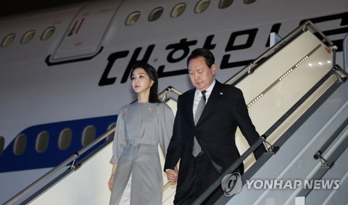 President Yoon Suk-yeol (R) and first lady Kim Keon-hee disembark from the presidential plane after arriving at John F. Kennedy International Airport in New York on Sept. 19, 2022. (Yonhap)