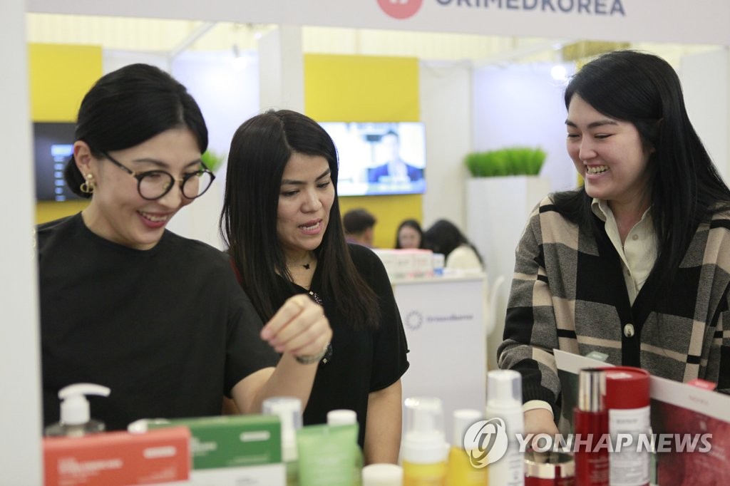 카자흐스탄서 한국 화장품 홍보하는 코트라