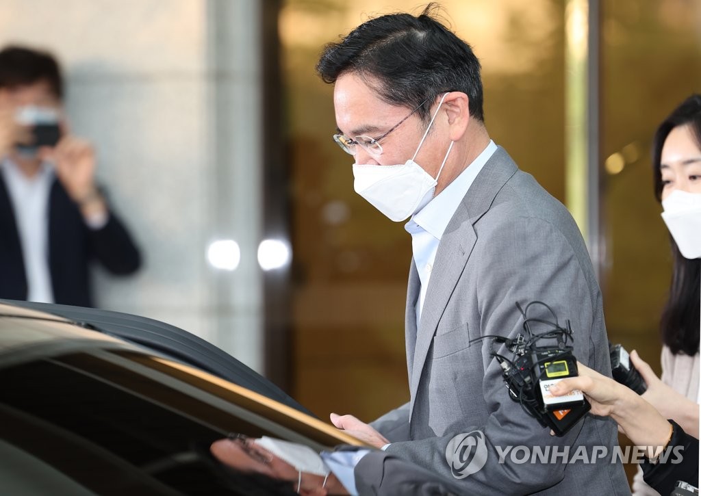 Samsung Electronics Vice Chairman Lee Jae-yong talks to reporters at Gimpo International Airport on Sept. 21, 2022. (Yonhap)