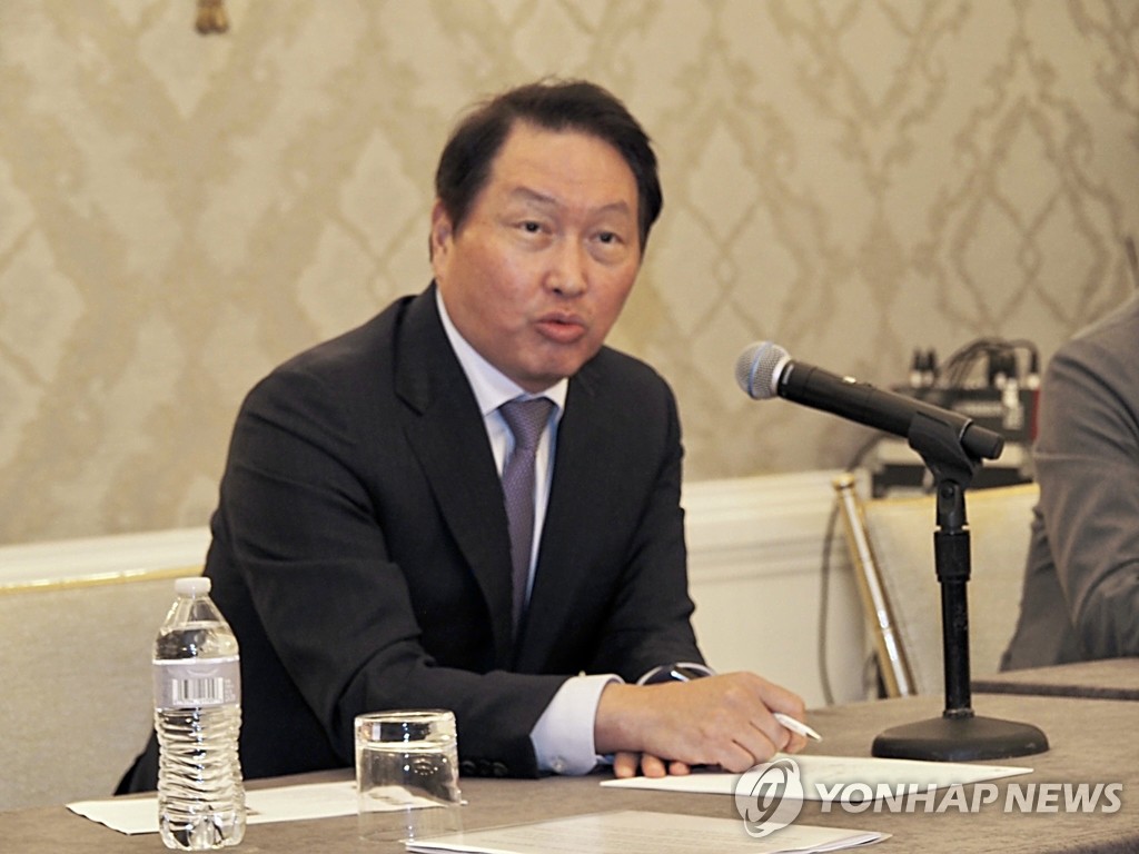 This pool photo shows SK Group Chairman Chey Tae-won speaking during a press conference with South Korean correspondents in Washington D.C. on Sept. 22, 2022. (PHOTO NOT FOR SALE) (Yonhap) 