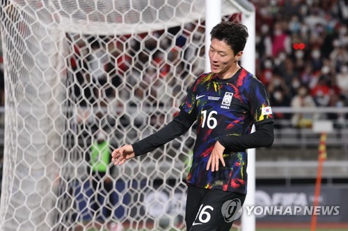 Hwang Ui-jo of South Korea reacts to a missed opportunity against Costa Rica during the countries' men's friendly football match at Goyang Stadium in Goyang, Gyeonggi Province, on Sept. 23, 2022. (Yonhap)