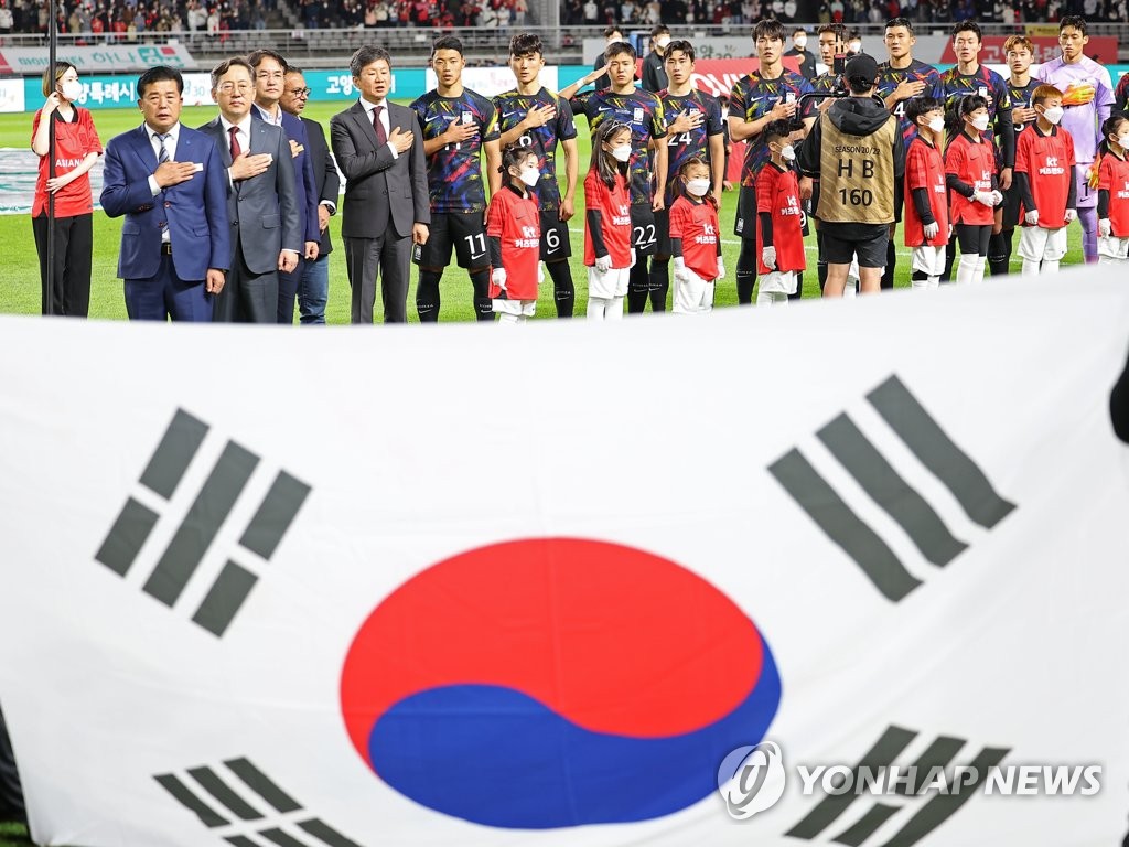 국기에 경례하는 대표팀