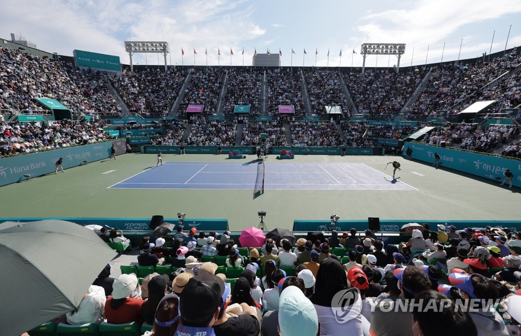 Fans attend the women's singles final at the WTA Hana Bank Korea Open tennis tournament between Ekaterina Alexandrova of Russia and Jelena Ostapenko of Latvia at Olympic Park Tennis Center in Seoul on Sept. 25, 2022. (Yonhap)