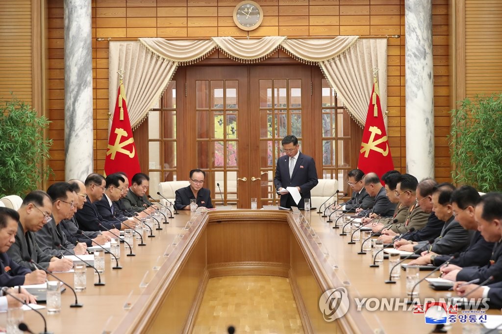 La foto, proporcionada, el 26 de septiembre de 2022, por la KCNA, muestra al Politburó del Comité Central del WPK sosteniendo una reunión, el día anterior, en Pyongyang, para revisar la producción agrícola anual norcoreana. El líder norcoreano, Kim Jong-un, no asistió a la misma. (Uso exclusivo dentro de Corea del Sur. Prohibida su reventa y archivo)