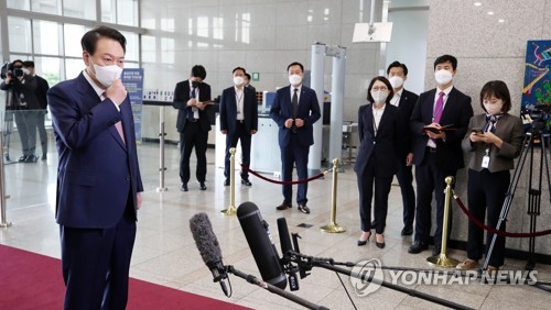 Le président Yoon Suk-yeol répond à des questions de journalistes, le lundi 26 septembre 2022, à son arrivée au bureau présidentiel à Yongsan. 