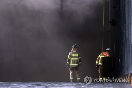 火元と見られる地下から上がる有毒ガス＝２６日、大田（聯合ニュース）