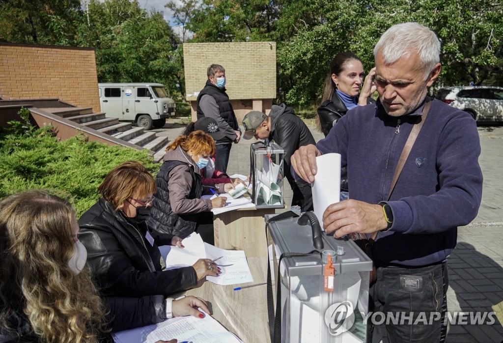 러시아 귀속 투표 참여하는 우크라 마리우폴 주민들