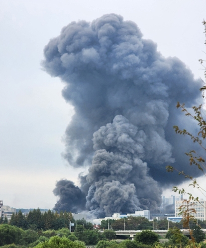 دخان كثيف يتصاعد من مبنى «هيونداي أوتليت»