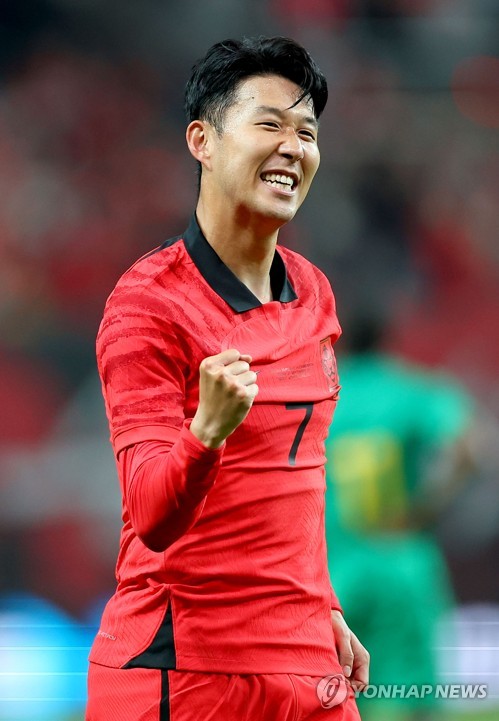 Son Heung-min kicks off World Cup training in lucky No. 7 mask : Arts &  Entertainment : News : The Hankyoreh