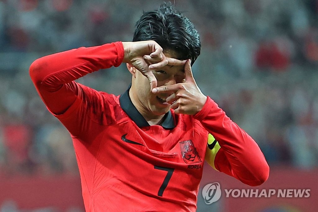 El jugador Son Heung-min, capitán de la selección nacional masculina de fútbol de Corea del Sur, celebra tras anotar un gol, el 27 de septiembre de 2022, en el partido amistoso contra Camerún, en el Estadio de la Copa del Mundo, en Seúl.
