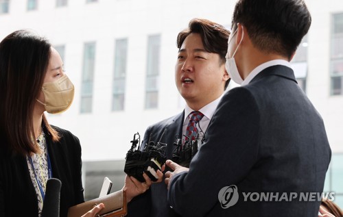 국힘 대 이준석…법정서 '가처분 전쟁' 3차전