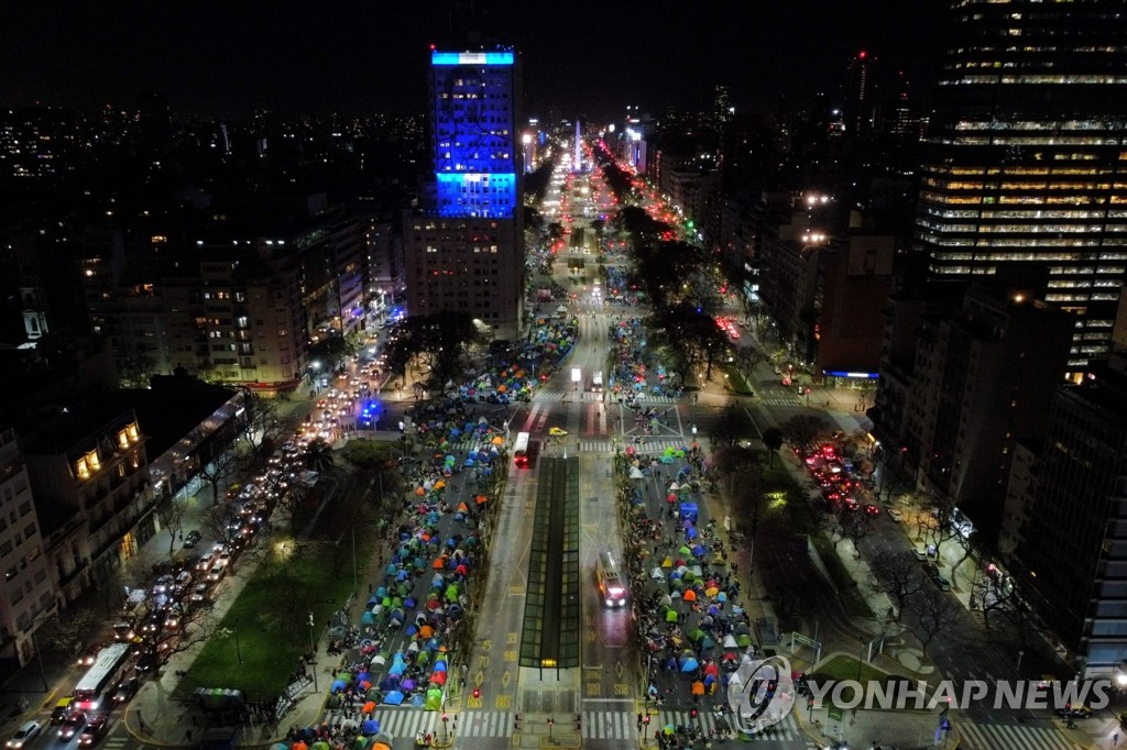 밤샘 농성하는 아르헨티나 반IMF 시위대