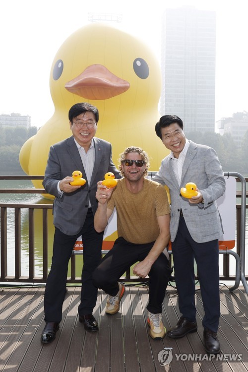 Rubber Duck floating on Seoul lake